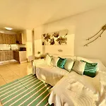 Appartement New The Terrace By The Sea -infinity Views & Aircond- Comodoro, Cristianos, Tenerife *